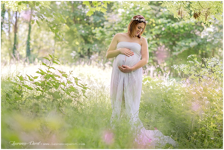 photo femme enceinte extérieur avec prêt de robe de grossesse